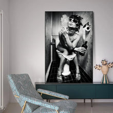 Charger l'image dans la galerie, Fille Sexy assise dans une toilette, affiches et imprimés d'art sur toile nordique, peintures sur toile en noir et blanc sur le mur, images d'art Cuadro
