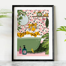 Carica l&#39;immagine nel visualizzatore della Galleria, Tigre nella vasca da bagno Stampa botanica Poster Giungla tropicale Animale Wall Art Canvas Painitng Cheetah Reading Newspaper Safari Decor