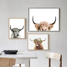 Charger l&#39;image dans la galerie, Vache des Highlands avec couronne de fleurs, impression d&#39;art mural pour filles, peinture sur toile, Animal de ferme, affiche nordique, décor de salon