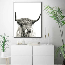 Charger l&#39;image dans la galerie, Vache des Highlands avec couronne de fleurs, impression d&#39;art mural pour filles, peinture sur toile, Animal de ferme, affiche nordique, décor de salon