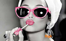 Cargar imagen en el visor de la galería, Póster de mujer Sexy a la moda, pintura en lienzo para chica bebiendo, rollo de papel higiénico ostentoso, imagen, arte de pared moderno, decoración de baño