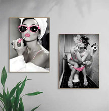 Cargar imagen en el visor de la galería, Póster de mujer Sexy a la moda, pintura en lienzo para chica bebiendo, rollo de papel higiénico ostentoso, imagen, arte de pared moderno, decoración de baño