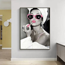 Cargar imagen en el visor de la galería, Póster de Audrey Hepburn para fumar, chica Sexy, pintura en lienzo, rollo de papel higiénico, imagen artística de pared, decoración moderna para el hogar y el baño