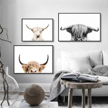 Charger l&#39;image dans la galerie, Vache des Highlands avec couronne de fleurs, impression d&#39;art mural pour filles, peinture sur toile, Animal de ferme, affiche nordique, décor de salon
