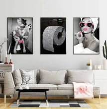 Cargar imagen en el visor de la galería, Póster de mujer Sexy a la moda, pintura en lienzo para chica bebiendo, rollo de papel higiénico ostentoso, imagen, arte de pared moderno, decoración de baño