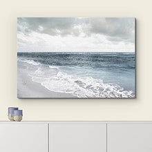 Laden Sie das Bild in den Galerie-Viewer, wall26 Kunstdruck auf Leinwand, verwaschenes wolkiges Grau, Strandufer, Natur, Ozean, Fotografie, Realismus, nautische Landschaft, dramatisches Grau, cool für Wohnzimmer, Schlafzimmer, Büro – 40,6 x 61 cm