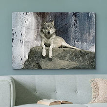 Laden Sie das Bild in den Galerie-Viewer, wall26 – Leinwand-Wandkunst mit Tiermotiv – Ein Wolf liegt auf einem Felsbrocken – Giclée-Druck, Galerieverpackung | Moderne Wohnkunst aufgespannt und fertig zum Aufhängen – 40,6 x 61 cm