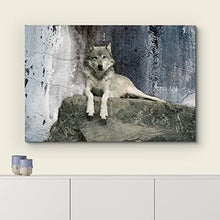 Laden Sie das Bild in den Galerie-Viewer, wall26 – Leinwand-Wandkunst mit Tiermotiv – Ein Wolf liegt auf einem Felsbrocken – Giclée-Druck, Galerieverpackung | Moderne Wohnkunst aufgespannt und fertig zum Aufhängen – 40,6 x 61 cm