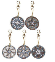 Cargar imagen en el visor de la galería, Llavero con pintura de diamantes 5D DIY, colgante de bordado de diamantes de imitación, Kits de manualidades DIY, pintura de diamantes, llavero de punto de cruz, accesorios