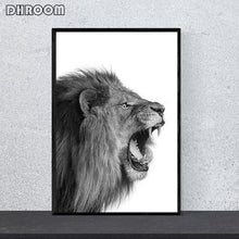 Carica l&#39;immagine nel visualizzatore della Galleria, Leone e leonessa Poster su tela Nero Bianco Boschi Animali Stampa artistica da parete Pittura Nursery Wall Art Immagine per soggiorno