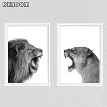 Carica l&#39;immagine nel visualizzatore della Galleria, Leone e leonessa Poster su tela Nero Bianco Boschi Animali Stampa artistica da parete Pittura Nursery Wall Art Immagine per soggiorno